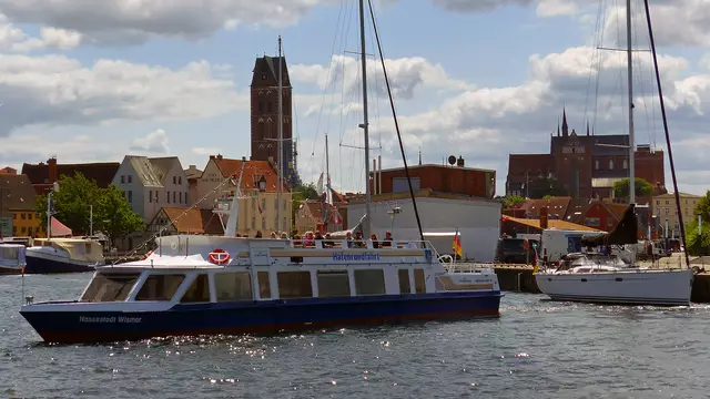 Die Hafenrundfahrt mit dem Schiff der Adler-Rederei dauert etwa eine Stunde. Foto: Helmut Kuzina