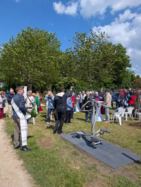 Segnung der neuen Outdoor-Fitnessgeräte durch Pfarrer Ernst Sperber (Evangelisch-Lutherische Kirchengemeinde) und Diakon Dr. Daniel Esch (Katholische Pfarrgemeinde) | Foto: Denise Hartmann