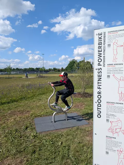 Die ersten Neugierigen ließen nicht lange auf sich warten und erkundeten das umfangreiche Sportangebot. | Foto: Denise Hartmann