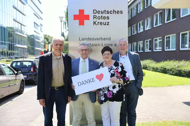 Dank an alle Spender: (v.li.) Prof. Dr. Hans Hermann Wickel, Dr. Fritz Baur, Prof. Dr. Dr. Bettina Pfleiderer und Prof. Dr. Joachim Gardemann | Foto: Claudia Zebandt / DRK-Landesverband Westfalen-Lippe