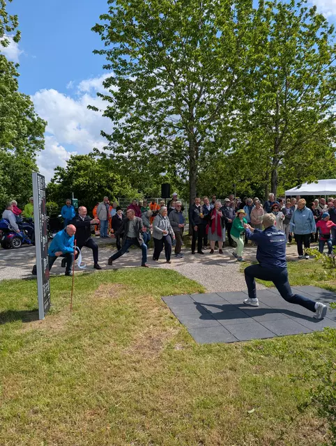 Sportliche Dehn- und Aufwärmübungen am Startpunkt des Bürger-Aktiv-Parcours | Foto: Denise Hartmann