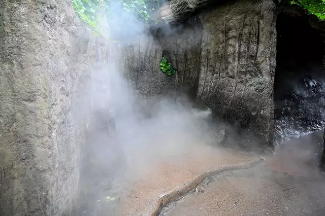 Wassernebel in einer Grotte - beliebt an heißen Tagen bei Kindern.