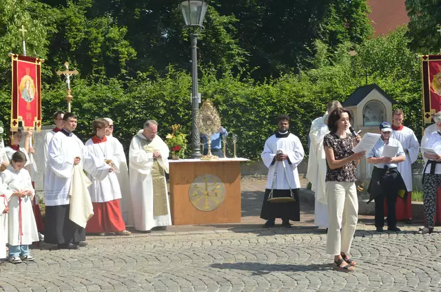 Der zweite Altar auf dem Prozessionsweg stand gegenüber des Pilgerbrunnens. Hier wurde die „Volkskrankheit Einsamkeit“ thematisiert. | Foto: Peter Kleist