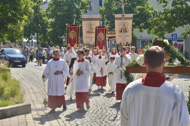 Zahlreiche Ministrierende waren bei der diesjährigen Fronleichnamsprozession am 19.06.2025 in Friedberg (Bayrrn) mit dabei.  | Foto: Peter Kleist