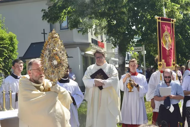 Pater Rüdiger Kiefer spendet den eucharistischen Segen.  | Foto: Peter Kleist