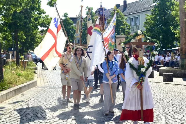 Die Jugendbanner-Tragenden bei der Fronleichnamsprozession 2025 in Friedberg (Bayern) | Foto: Peter Kleist