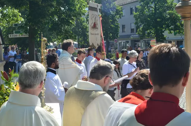 Fronleichnamsprozession 19. Juni in on Friedberg (Bayern) bei bestem Wetter.  | Foto: Peter Kleist