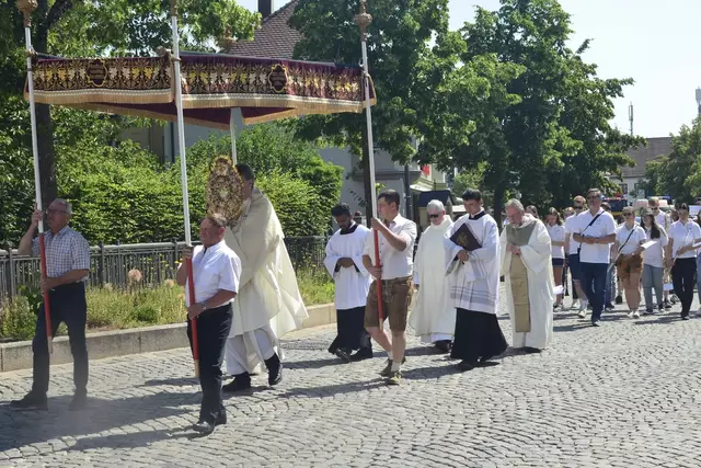 Der erst vor wenigen Jahren komplett restaurierte Baldachin - oder wie ihn der Volksmund nennt: Himmel. Traditionellerweise getragen von Friedberger Landwirten. | Foto: Peter Kleist