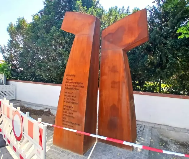 Vor wenigen Tagen wurde das neue Ehrenmal, dass vom Langweider Künstler Norbert Zagl entworfen wurde, am Herbertshofen Kirchvorplatz installiert. | Foto: Peter Heider