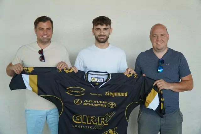 Stefan Rodrigues wird ab sofort seine Schlittschuhe für den EHC Königsbrunn schnüren (v.l.n.r. Vorstand Tim Bertele, Stefan Rodrigues und Coach Bobby Linke)