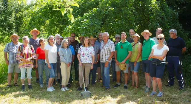 Bei hochsommerlichen Temperaturen besuchten über 30 Obstbaumfreunde auf der Meitinger Streuobstwiese den Informationstag über den Schnitt von Apfelbäumen der vom Obst- und Gartenbauverein Herbertshofen durchgeführt wurde. | Foto: Peter Heider
