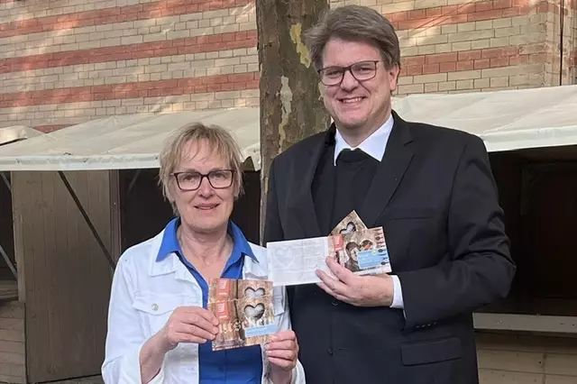 Margit Lucchesi vom AK „Soziales Netz“ des Pfarrgemeinderats koordiniert die Gutschein-Aktion für Bedürftige während der »Friedberger Zeit«. 
Für Stadtpfarrer P. Steffen Brühl ist es jetzt die 4. Aktion bei der er für eine gleichberechtigte gesellschaftliche Teilhabe auch beim Altstadtfest wirbt.  | Foto: Sabine Tyroller