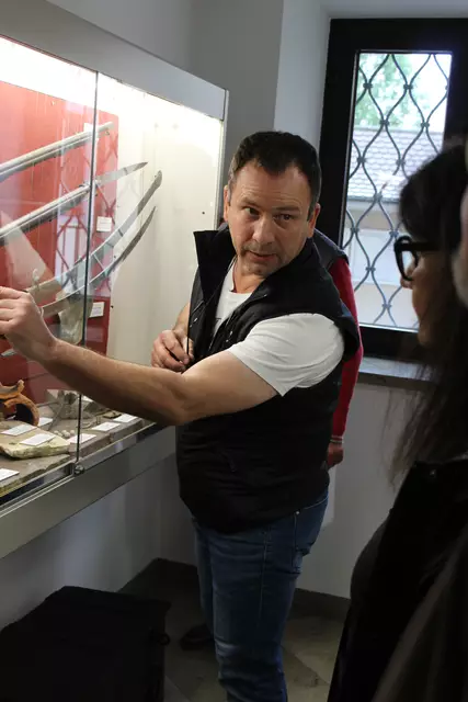 Rainer Tochtermann erklärt die Objekte in der Vitrine  | Foto: Cornelius Brandelik