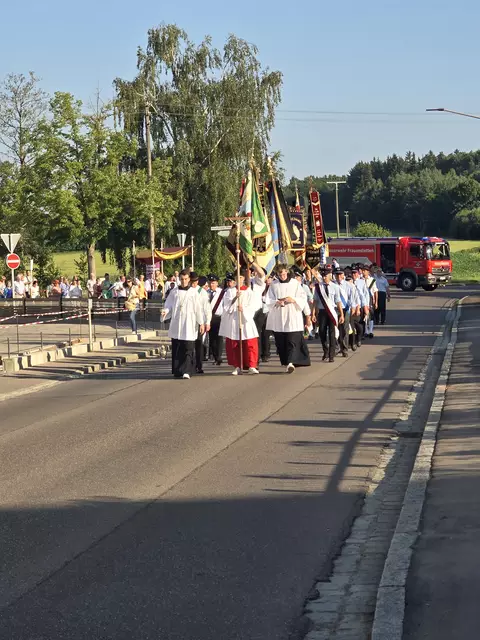 Die Prozession in Frauenstetten, abgesichert durch die Feuerwehr Frauenstetten mit ihrem neuen LF-10, welches am 20. Juli im Rahmen des Festes zum 150-jährigen Jubiläums eingeweiht wird. | Foto: Verena Beese