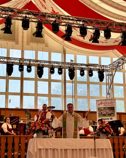 Predigt beim traditionellen Zeltgottesdienst im Binswanger Zelt | Foto: © Luca Aschenbrenner