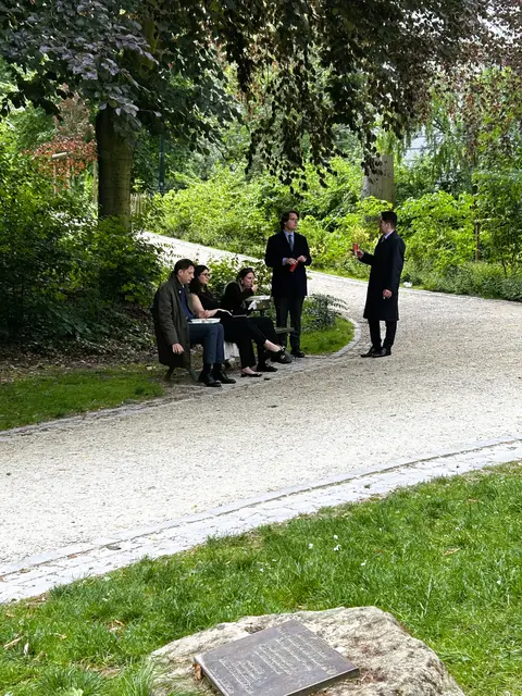 Vermutlich Bedienstete in der Mittagspause 