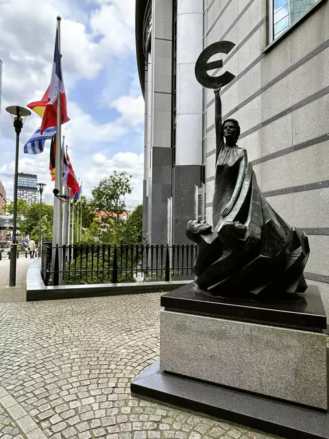 Europa-Skulptur mit dem Euro-Symbol, inspiriert durch den griechischen Buchstaben Epsilon (Є).

