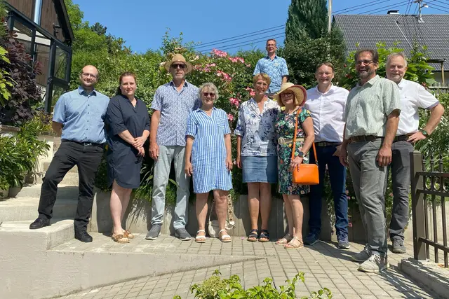 : Das Bild zeigt die teilnehmenden Gartenbesitzer mit Moritz Ebner, 3. Vorsitzender des Kreisverbands für Gartenbau und Landespflege (links), Kreisfachberaterin Tina Sailer (Zweite von links) und Landrat Hans Reichhart (Dritter von rechts). | Foto: Benjamin Sigmund/Landratsamt Günzburg 