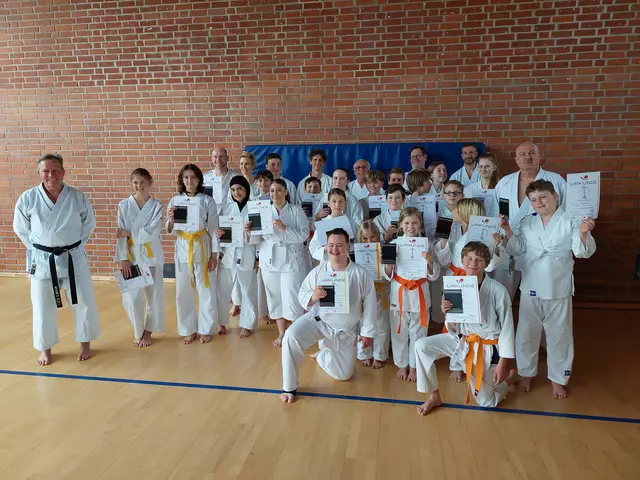 Prüfer Frank Schneider (3. Dan) und Alex Kaufmann (4. Dan) und die Prüflinge des Herrschinger Budo-Vereins