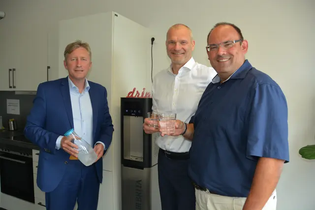 Erster Bürgermeister Richard Greiner, Christian Rose und Florian Killer (v.l.n.r) freuen sich den Mitarbeitern im Rathaus Neusäß gekühltes Wasser anbieten zu können. | Foto: Stadt Neusäß