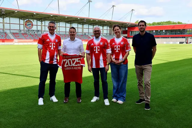 Prof. Dr. Sven Laumer, Vorstandsmitglied im BFV, Dr. Christoph Kern, Präsident des BFV, Dr. Fabian Mehring, Bayerischer Staatsminister für Digitales, Birgit Köbl, Leitung ReDI School München, Thomas Ehemann, Head of Digital Fan Experience beim FC Bayern | Foto: (c) StMD