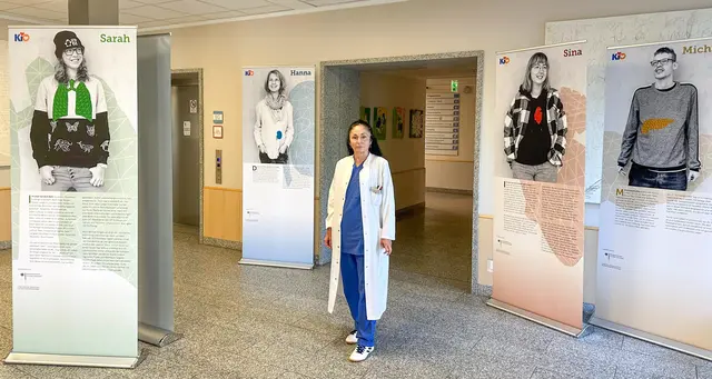 Die Transplantationsbeauftragte in der Wertachklinik Schwabmünchen, Oberärztin Dr. Oana-Maria Ceres, hat eine Ausstellung der Kinderhilfe Organtransplantation (KiO) in den beiden Standorten der Wertachkliniken organisiert. Auf 20 Roll-ups berichten junge Menschen, zehn an jedem Standort der Wertachkliniken, bis Mitte Juli über ihr Leben mit einem gespendeten Organ. | Foto: Diana Podehl