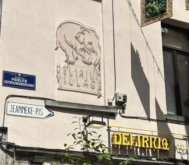 Hinweis auf "die Schwester" des Mannekens. 