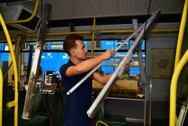 Die Stadtwerke Augsburg (swa) werden ihre 27 Cityflex-Straßenbahnen bis Jahresende mit neuer Beleuchtung ausstatten.

LEDs werden dann die bisherigen Leuchtstoffröhren ersetzen. Das spart nicht nur Energie, denn der Verbrauch sinkt um fast die Hälfte, sondern ist auch angenehmer für die Fahrgäste.

Die LED-Beleuchtung ist warmweiß und ein wenig heller als die Leuchtstoffröhren und ist somit dem Tageslicht ähnlicher. Das schafft ein angenehmeres Raumgefühl. Die ausgebauten Leuchtstoffröhren werden dann als Ersatzteile für die älteren Straßenbahnen des Typs Combino verwendet, da bei diesen eine Umstellung der Beleuchtung wegen ihres Alters nicht wirtschaftlich ist. | Foto: swa / Thomas Hosemann