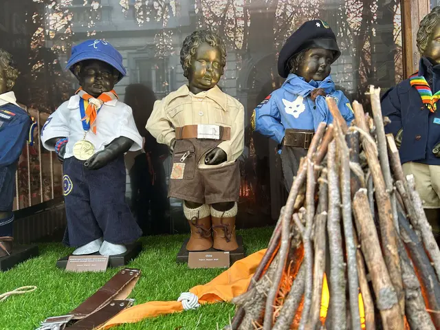 Eine Auswahl von Kostümen in einem Schaufenster gesehen.