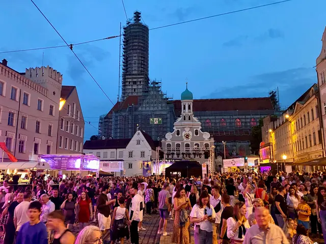 Die swa sind auch bei den siebten Augsburger Sommernächten wieder voll im Einsatz. Neben kostenlosem Trinkwasserausschank liefern die swa mit Wasser- und Stromversorgung auch den "Saft" für das Fest. | Foto: Archivfoto: swa/Thomas Hosemann