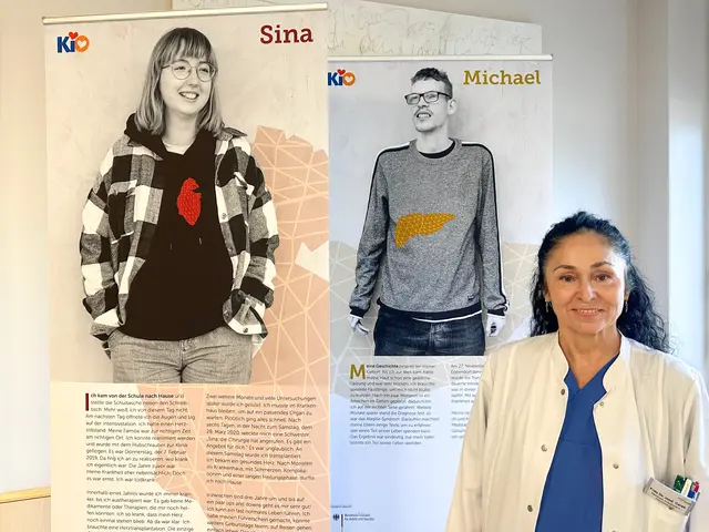 Die Transplantationsbeauftragte in der Wertachklinik Schwabmünchen, Oberärztin Dr. Oana-Maria Ceres, hat eine Ausstellung der Kinderhilfe Organtransplantation (KiO) in den beiden Standorten der Wertachkliniken organisiert. Auf 20 Roll-ups berichten junge Menschen, zehn an jedem Standort der Wertachkliniken, bis Mitte Juli über ihr Leben mit einem gespendeten Organ. | Foto: Diana Podehl