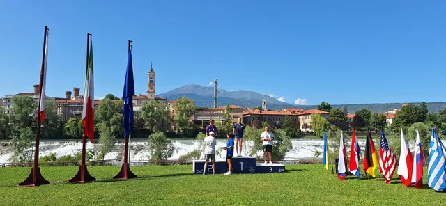 links die Schwabenkanutin Helene Schmidt im K 1 U 18 mit 101 Punkten holte sie sich die Silbermedaille. Es siegte Isabella Altman mit 115 Punkten / USA. Den dritten Platz belegte hier Isabel Lovato aus Italien mit 94 Punkten.  | Foto: Thomas Schmidt