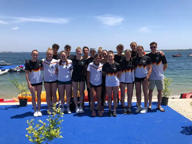 Der Atlantik lockt: das deutsche JEM-Aufgebot mit der Lehrterin Kaminska (2. v. r) am Strand von Setúbal.  | Foto: DSV