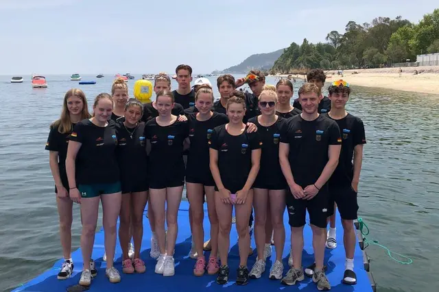 Der Atlantik lockt: das deutsche JEM-Aufgebot mit der Lehrterin Tekla Kaminska (1. v. l) auf der Startbrücke.  | Foto: Privat