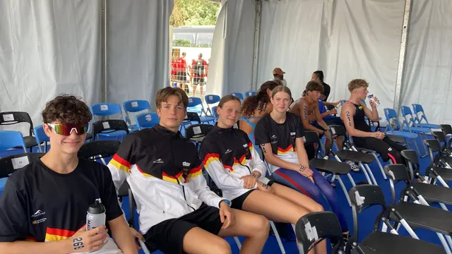 Die deutschen Aktiven mit der Lehrterin Tekla Kaminska (1. v. r) im Vorbereitungszelt.  | Foto: Privat