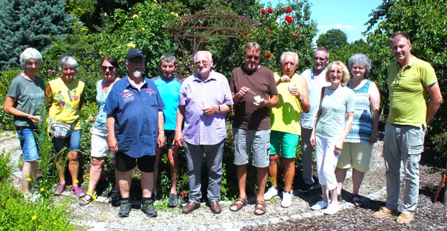 Trotz tropischer Temperaturen besuchten zahlreiche Gartenfreunde den Tag der offenen Gartentür beim Obst- und Gartenbauverein Herbertshofen, um sich über die Herstellung von Honig von „Bienenvater“ Herbert Rappel (rechts) zu informieren. | Foto: Peter Heider