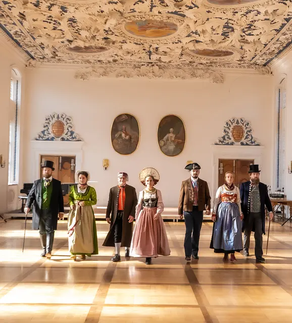 Die Trachten des 18. und 19. Jahrhunderts waren oft deutlich bunter als wir es heute vermuten würden. | Foto: Andreas Keilholz