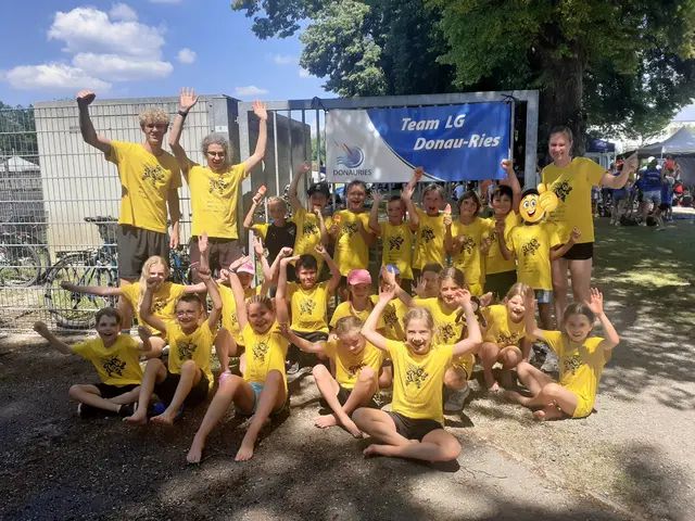 Jubelnde Kinderleichtathleten des TSV 1909 Gersthofen e.V. mit ihren Trainern nach der 2. Vorrunde des Kinderleichtathletik Kreis Cups in Rain am Lech. | Foto: Nicole Scheich