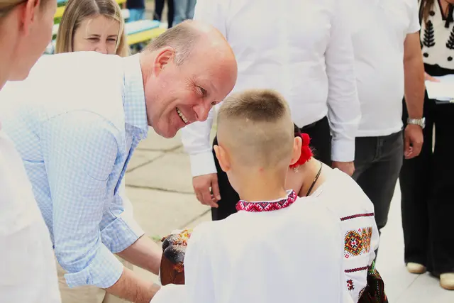 Bezirkstagspräsident Martin Sailer beim Besuch einer Schule im Dorf Lukawzi in der ukrainischen Partnerregion Tscherniwzi. | Foto: Gebietsadministration_Tscherniwzi