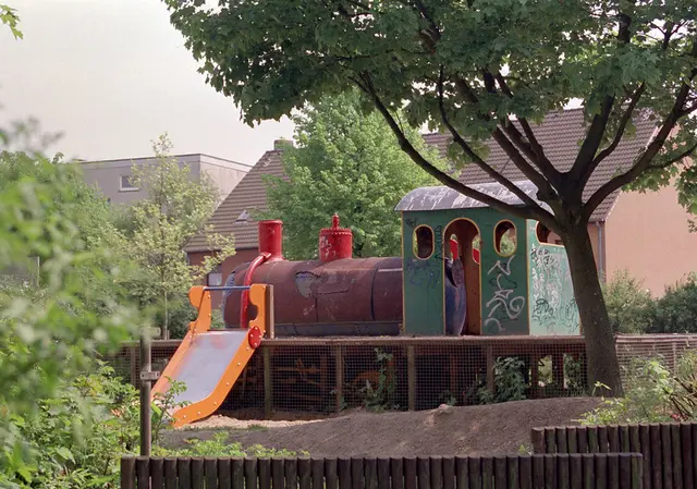 Dampflok auf einem Spielplatz in Seelze