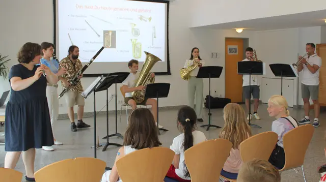 Die Lehrkräfte (v. l) Eva Kellermann (Querflöte), Heike Mayr (Klarinette), Jakob Yago Mut-Steinsiek (Fagott), Michael Rast (Tuba), Donata Ott (Horn), Otto Czech (Posaune) und Tobias Schmid (Trompete) stellten ihre Instrumente vor.