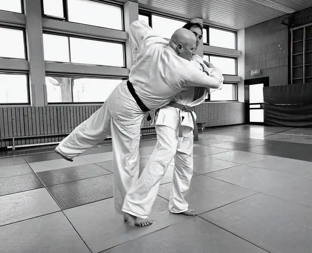 Matthias und Mark im Training, bei der Ausführung einer Judo-Wurftechnik.