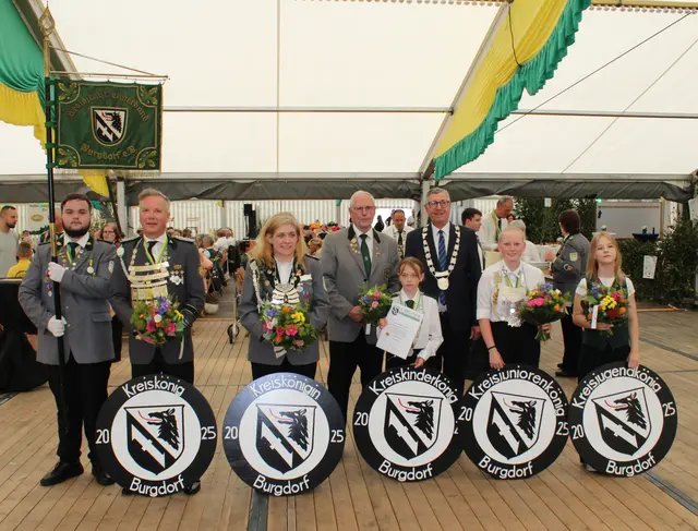 Timo Schulze- Frieling Standartenträger KSV Burgdorf, Kreiskönig Maik Heuer, Kreiskönigin Frauke Jahn, Präsident KSV Burgdorf Werner Bösche, Kreiskinderkönigin Marianna Ewald; Stadtbürgermeister Armin Pollehn, Kreisjuniorenkönigin Leah Sophie Bähre und die Kreisjugendkönigin Paula Demitz (v.l.n.r.)
