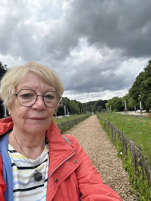 Auf dem Mittelweg zum Denkmal rechts und links Wiesenblumen. 💚