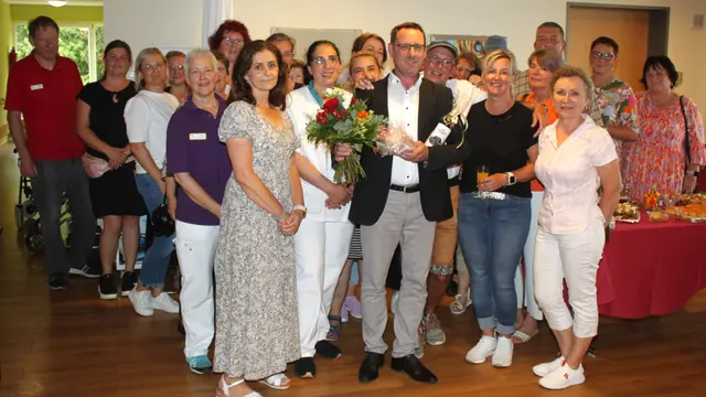 Fast das gesamte Team der Meitinger Sozialstation verabschiedete sich im Rahmen einer internen Feierstunde von ihrem langjährigen Geschäftsführer Jürgen M. Werner (Bildmitte). Von links Monika Deutschmann, Leitung Laubenbach, und rechts Nina Reichert, (Gesamtleitung stationärer Bereich).  | Foto: Peter Heider
