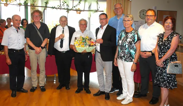 Nach zehnjähriger Tätigkeit als Geschäftsführer der ökumenischen Sozialstation Meitingen wurde Jürgen M. Werner (fünfter von links) von den Aufsichtsräten Karl Seidenschwann, Pfarrer  Stefan Pickart, Pfarrer Werner Ehnle, Helmut Wech, Diakon Dieter Frembs, Regina Ehleiter, Pfarrer Gerhard Krammer und Herta Rau (von links) verabschiedet. | Foto: Peter Heider