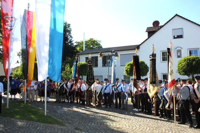 Mit Fahnenabordnungen nahmen viele Vereine an der Ehrenmalweihe am Kirchplatz in Herbertshofen teil. | Foto: Peter Heider