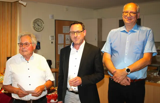 Helmut Wech (links) und Pfarrer Dieter Frembs (rechts) danken dem langjährigen Geschäftsführer Jürgen M. Werner für seinen unermüdlichen Einsatz zum Wohle der Sozialstationsbewohner. | Foto: Peter Heider