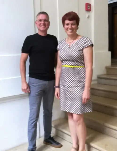 Tobias Linder und Bürgermeisterin Katja Müller vor der Stadtratssitzung | Foto: Antje Kling