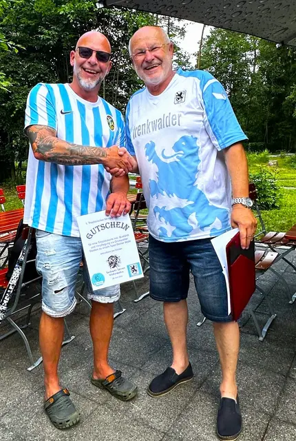 Die Übergabe des ersten Preises von Vorstand Josef Braun (rechts) an den Gewinner des Turniers, Björn Teichmann (links) | Foto: Peter Heider